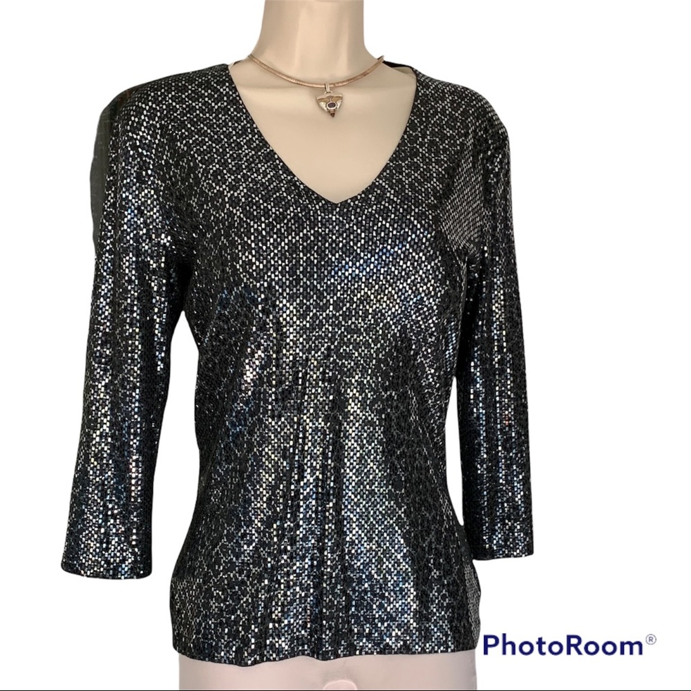 ST. JOHN Women’s Metallic V-Neck Holiday Top
Size 2 (P)